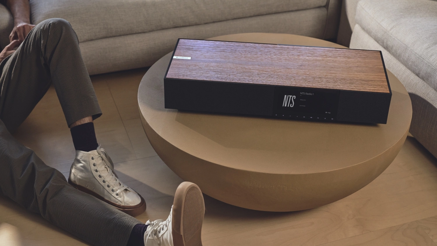 Cambridge Evo ONE – sistema all-in-one hi-fi, cabinet in legno noce FSC, griglia a nido d'ape, display IPS 6.8 pollici, finitura Walnut, design Ged Martin Red Dot Award