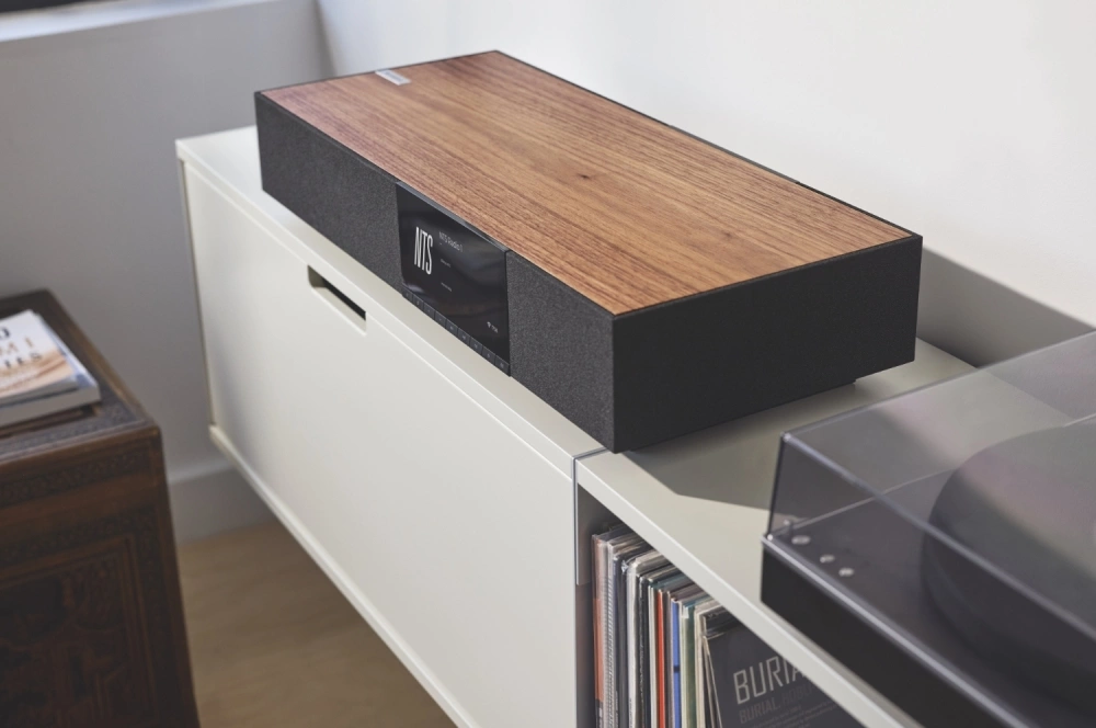 Cambridge Evo ONE – dettaglio array driver frontale con tweeter silk dome, midrange alluminio e woofer long-throw in griglia nido d'ape acusticamente trasparente