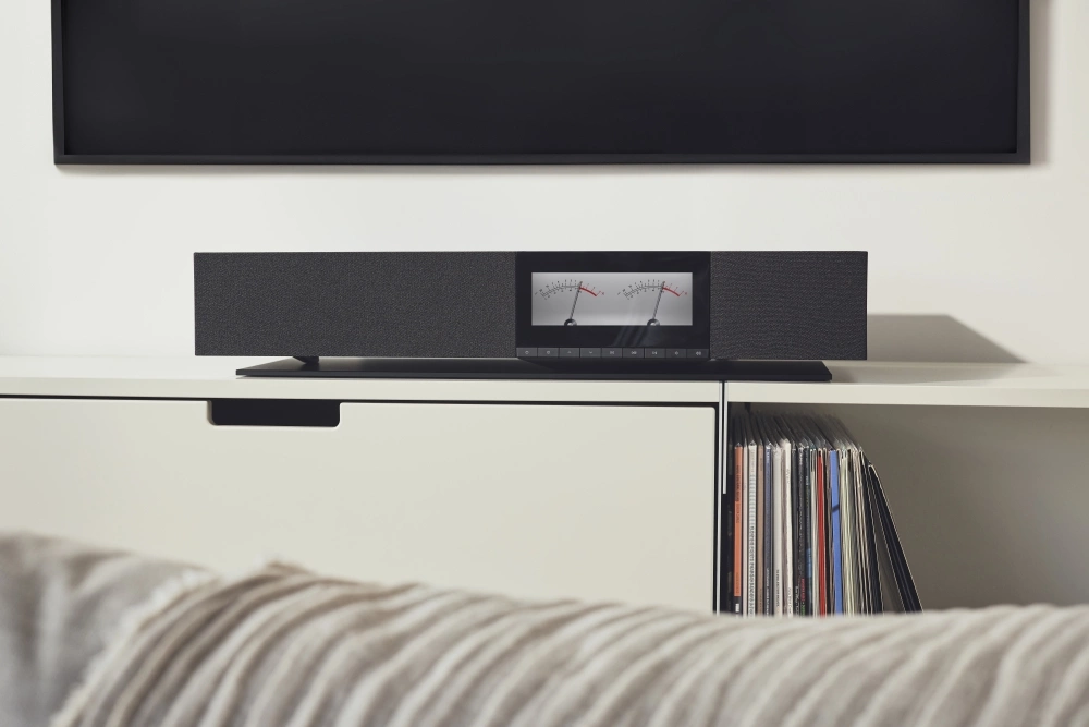 Cambridge Evo ONE – finitura Midnight Black su sfondo scuro, display IPS 6.8 pollici con VU meter analogici illuminati