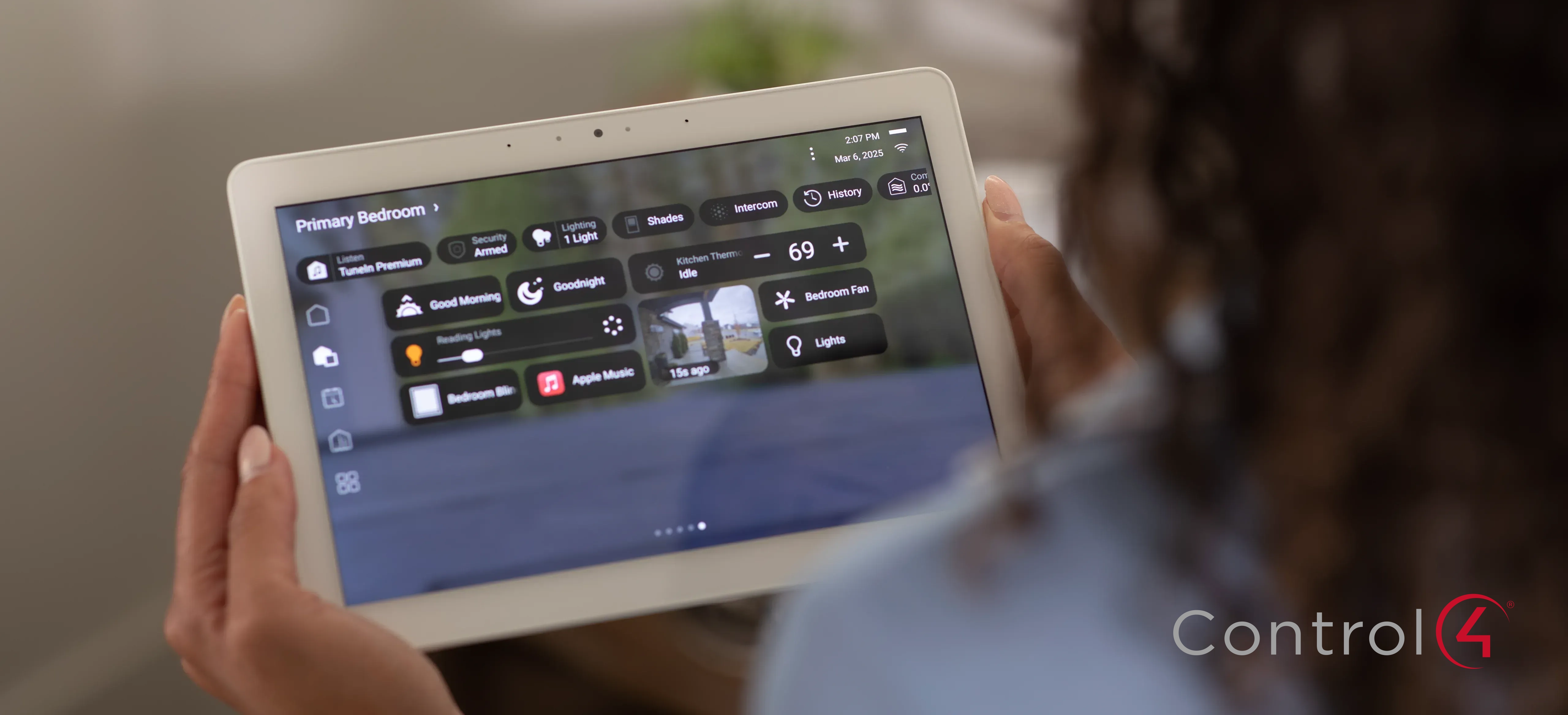 Interfaccia Control4 per gestire stanze, sorgenti audio video e scenari da un unico schermo