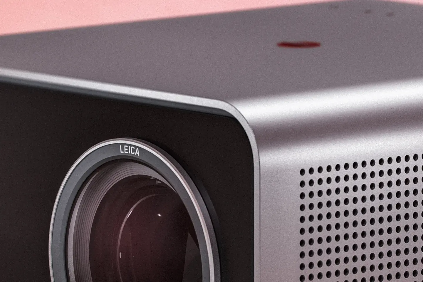 Leica Cine Play 1 &mdash; Proiettore laser 4K lifestyle con triple RGB e design premium