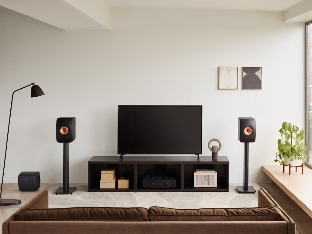 KEF KC62 – subwoofer compatto Uni-Core finitura Carbon Black, 246mm di lato, dimensioni pallone da calcio