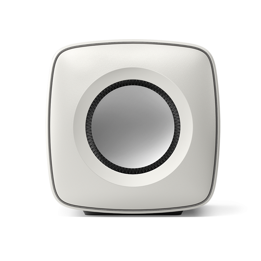 KEF KC62 – finitura Mineral White su superficie, dimensioni confronto con pallone da calcio