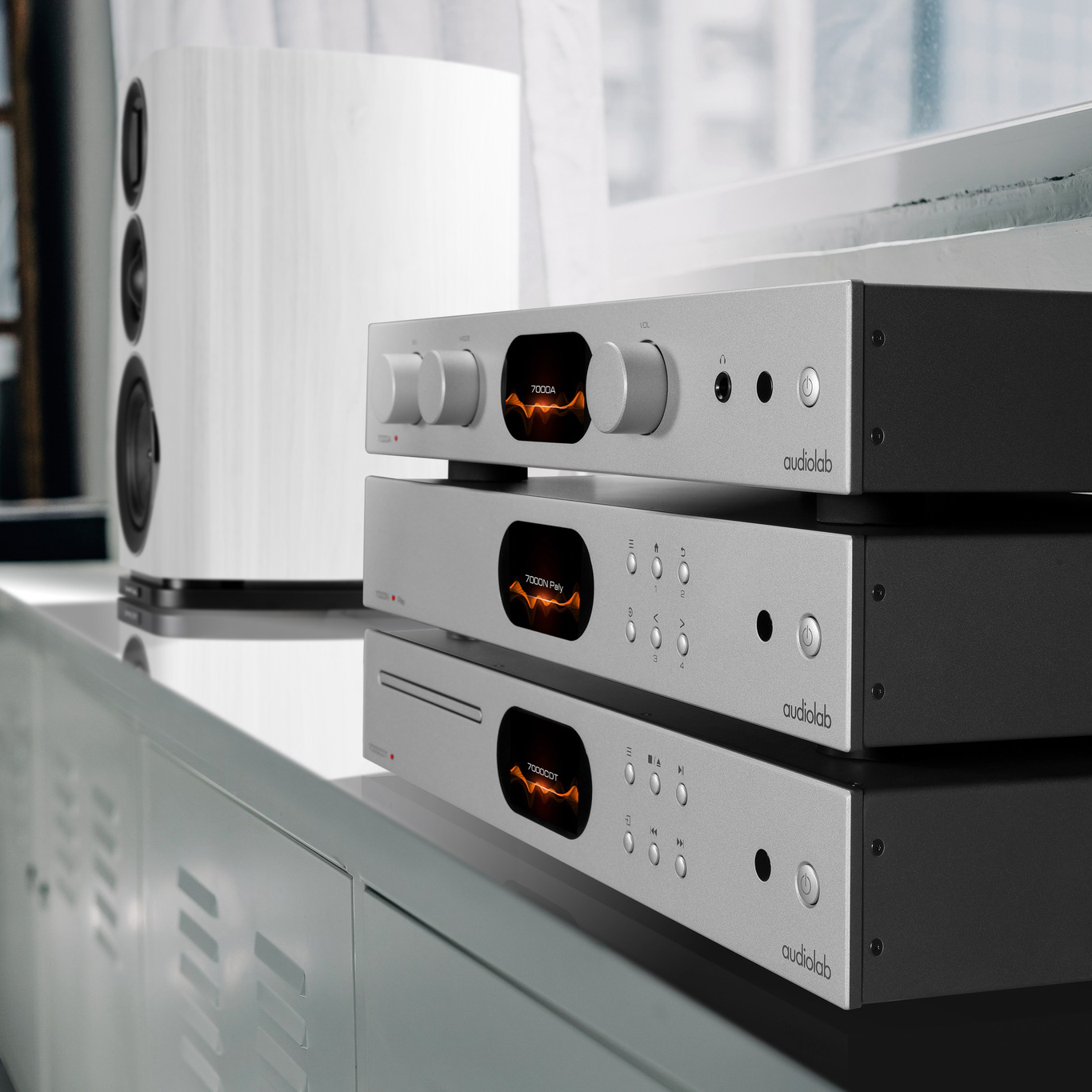Audiolab 7000CDT – dettaglio frontale con display IPS e cassetto di caricamento
