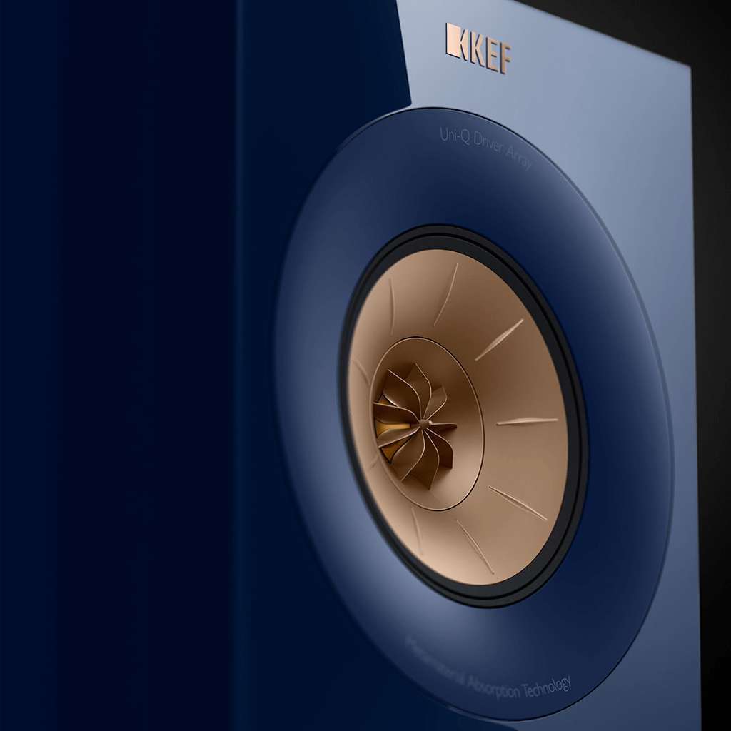 KEF R3 Meta – array Uni-Q con tweeter al centro del midrange, guida d'onda MAT visibile, finitura Walnut