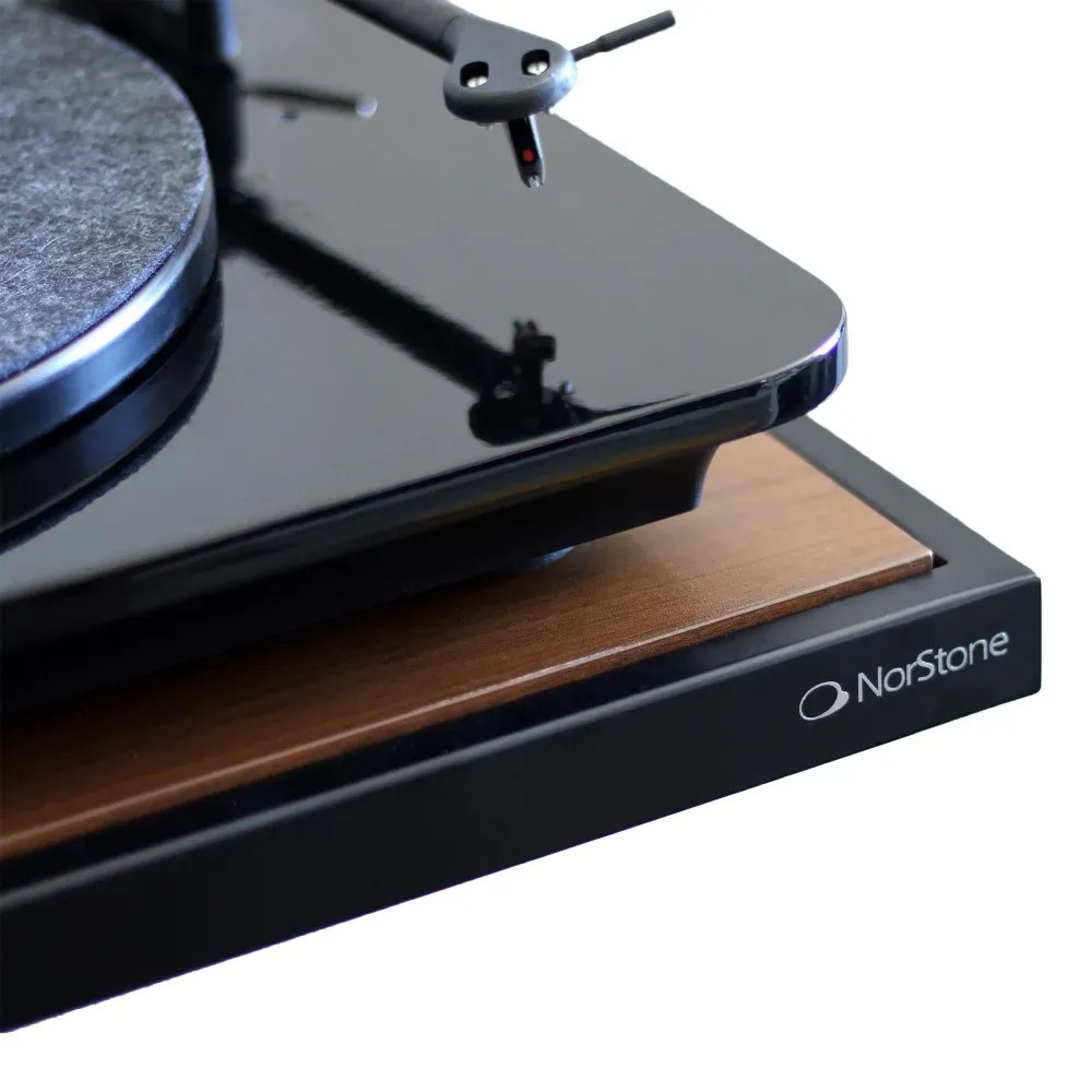 Norstone Esse WS – finiture disponibili: nero/vetro, bianco/rovere, nero/noce