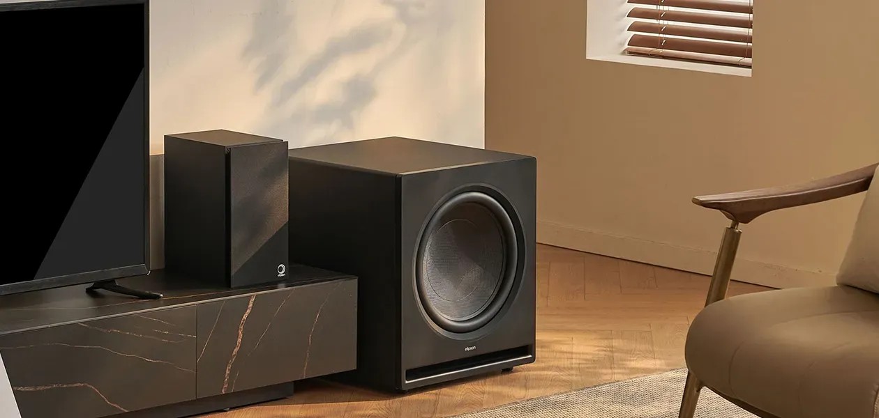 Elipson Premium Sub – vista ambientata in salotto con impianto HiFi