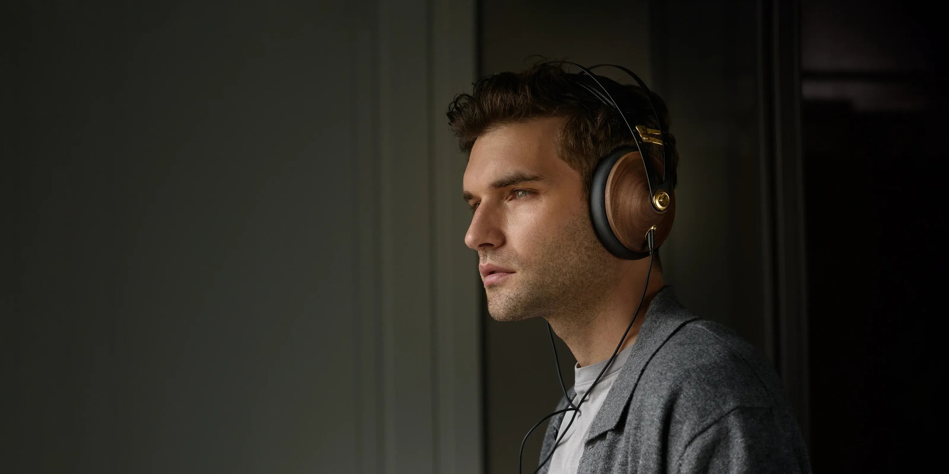 Meze 99 Classics 2ª Generazione – vista frontale, padiglioni in legno di noce e hardware placcato oro opaco