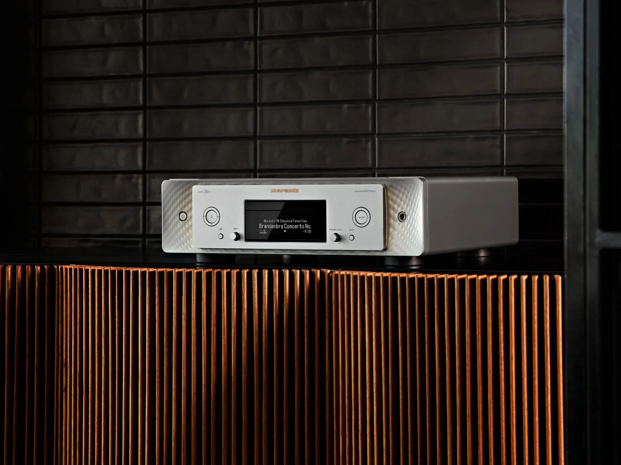 Marantz SACD 30n – pannello frontale con display, vano disco e uscita cuffie HDAM-SA2