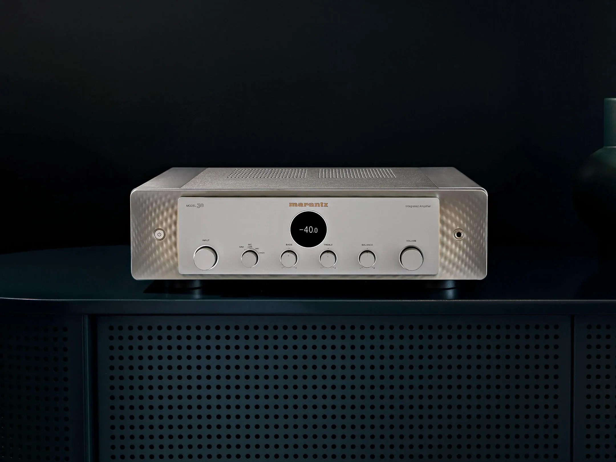 Marantz Model 30 – pannello frontale con controllo volume, selettore ingressi e display