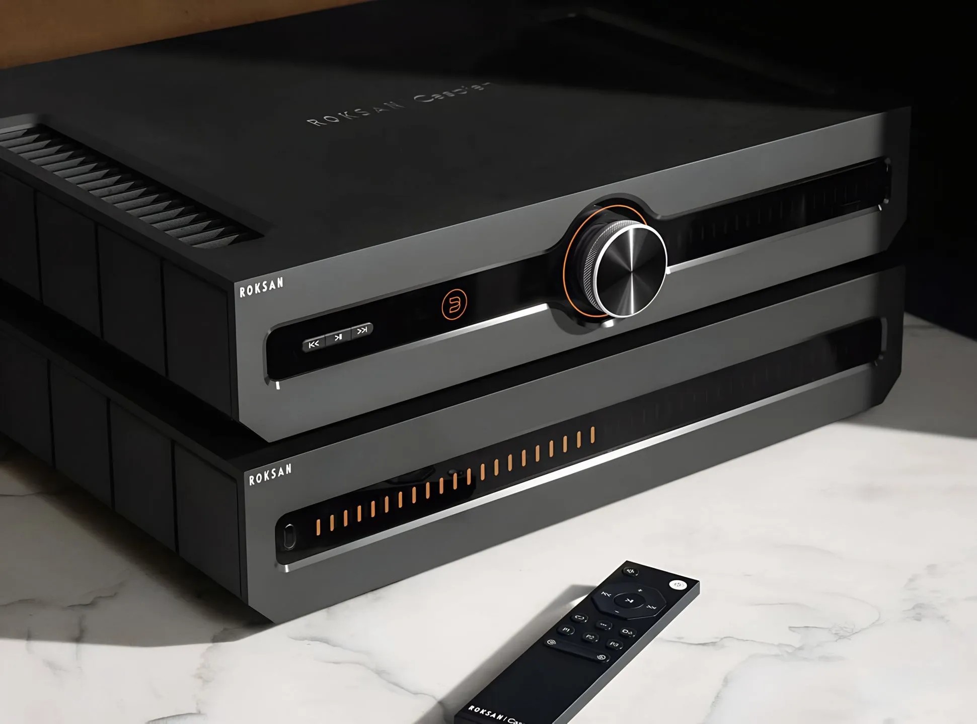 Roksan Caspian 4G Streaming Pre-Amplifier – vista frontale con display OLED e manopola Dynamic Control Dial