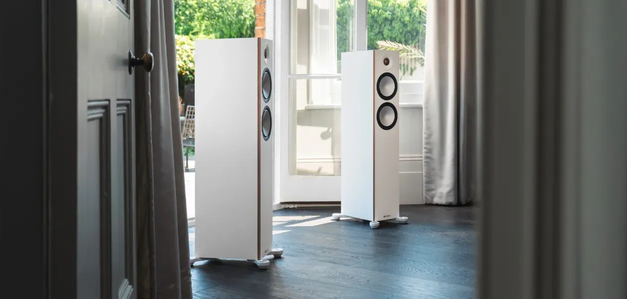 Monitor Audio Bronze 300 7G – pannello posteriore con terminali bi-wiring e porte HiVe II