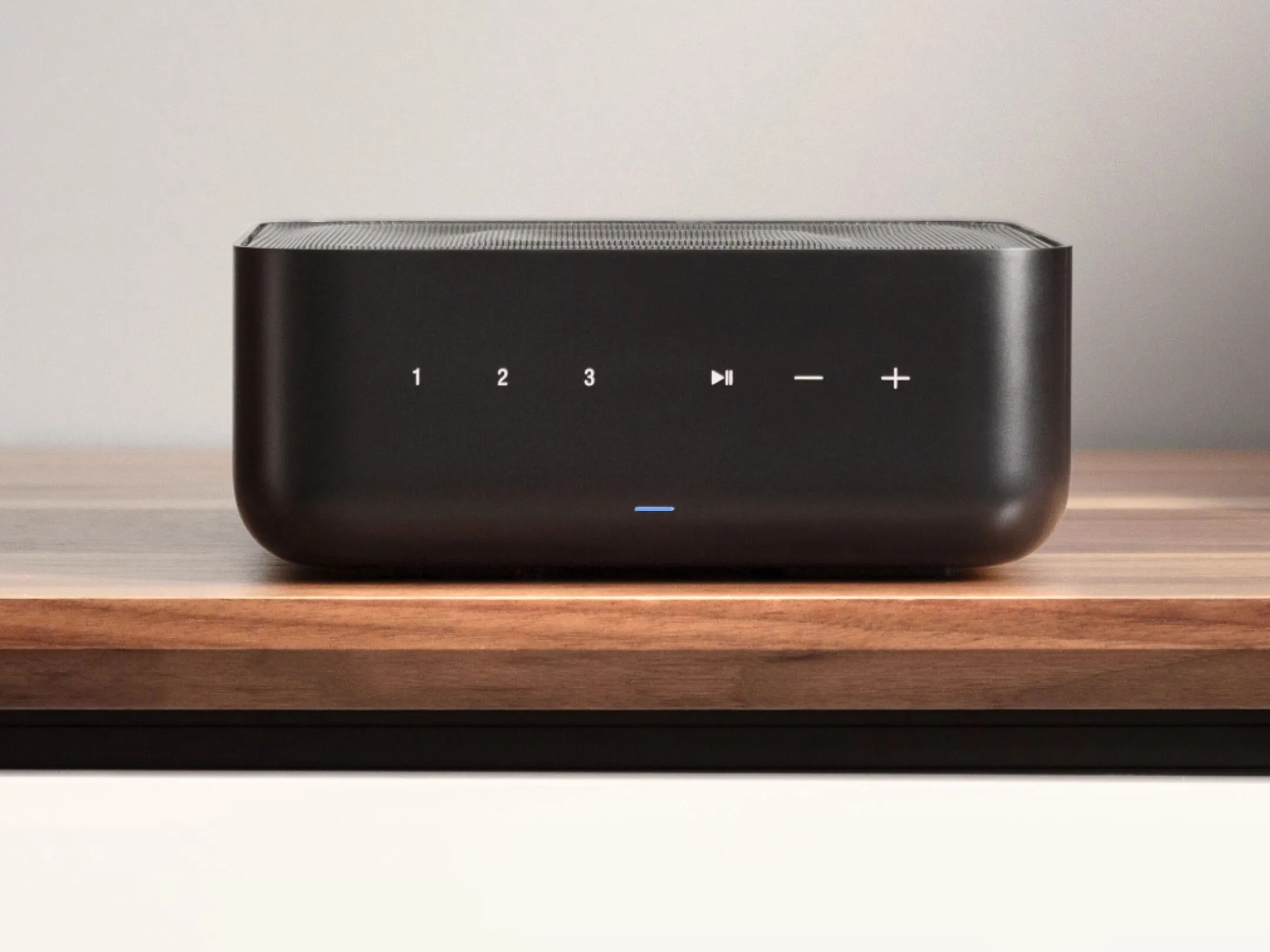 Denon Home Amp – dettaglio pannello frontale con LED di stato e tasti