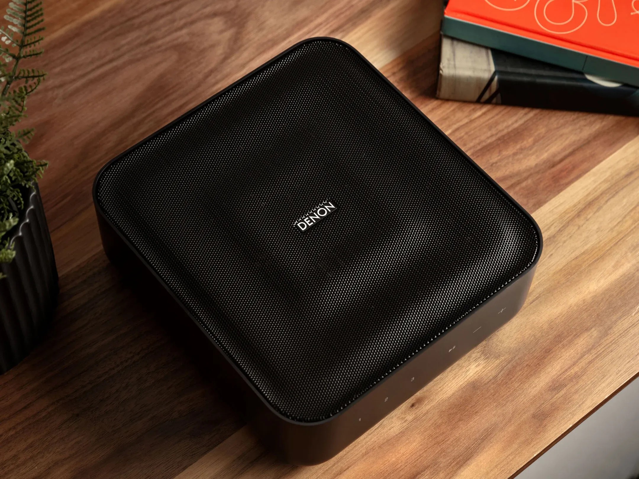 Denon Home Amp – vista dall'alto in ambiente, abbinato a diffusori da scaffale