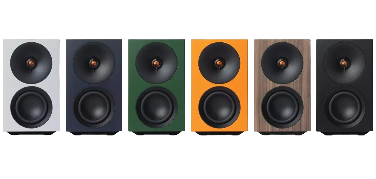 Cambridge Audio L/R S – finitura noce reale su supporti da stand in ambiente piccolo