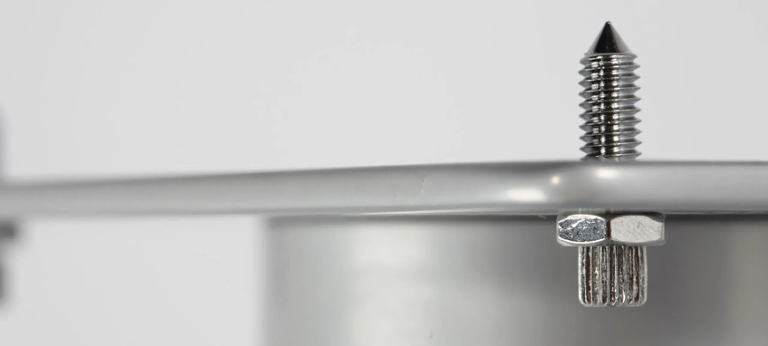 Norstone Stylum 3 – coppia di stand da pavimento 80 cm in finitura nera satinata con diffusore compatto