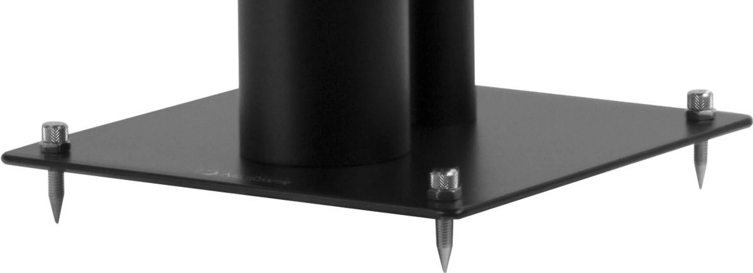 Norstone Stylum 2 – dettaglio passacavi interno nel doppio palo e uscita cavo sulla base inferiore