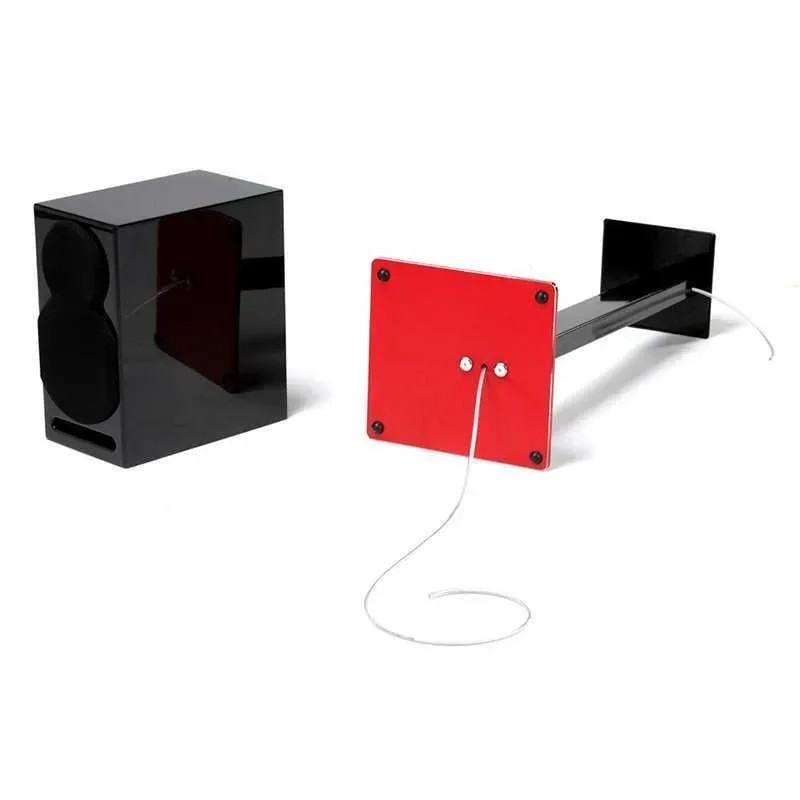 Norstone Esse Stand – dettaglio della struttura a forma di S in metallo nero lucido