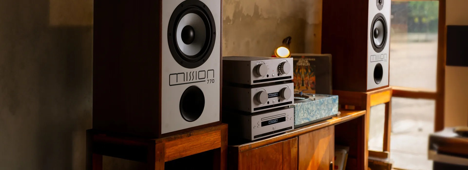 Mission 778X – amplificatore integrato half-width in finitura nera, vista frontale con indicatori LED e manopole