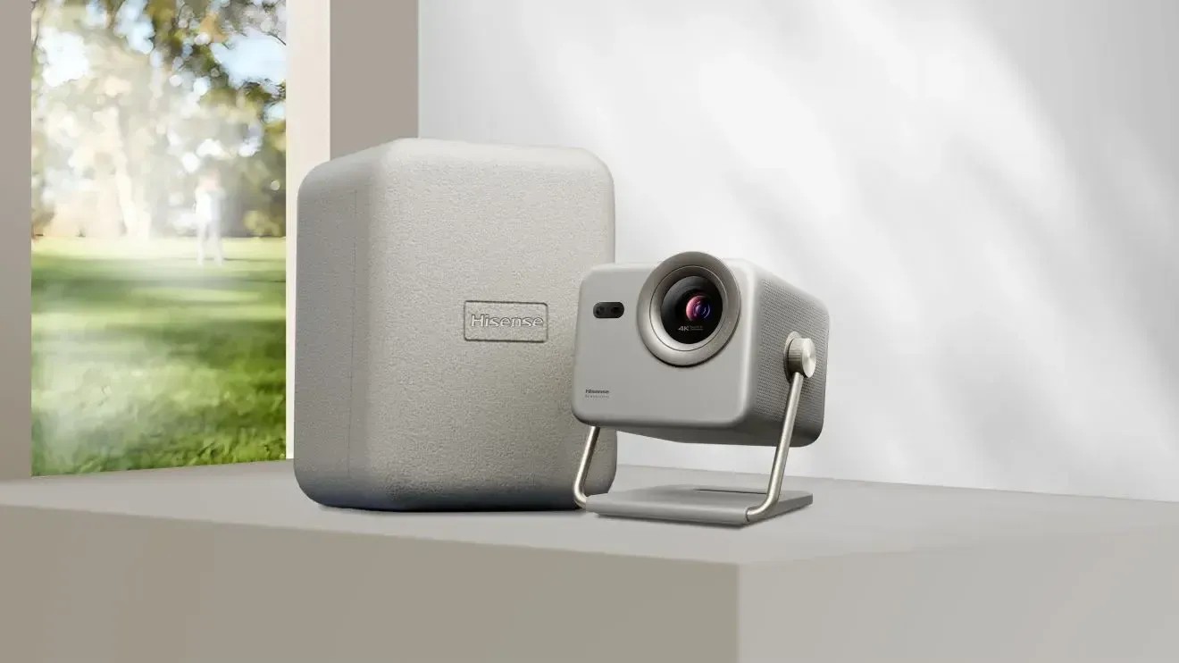 Hisense M2 Pro – mini proiettore laser 4K con valigetta di trasporto inclusa, vista tre quarti