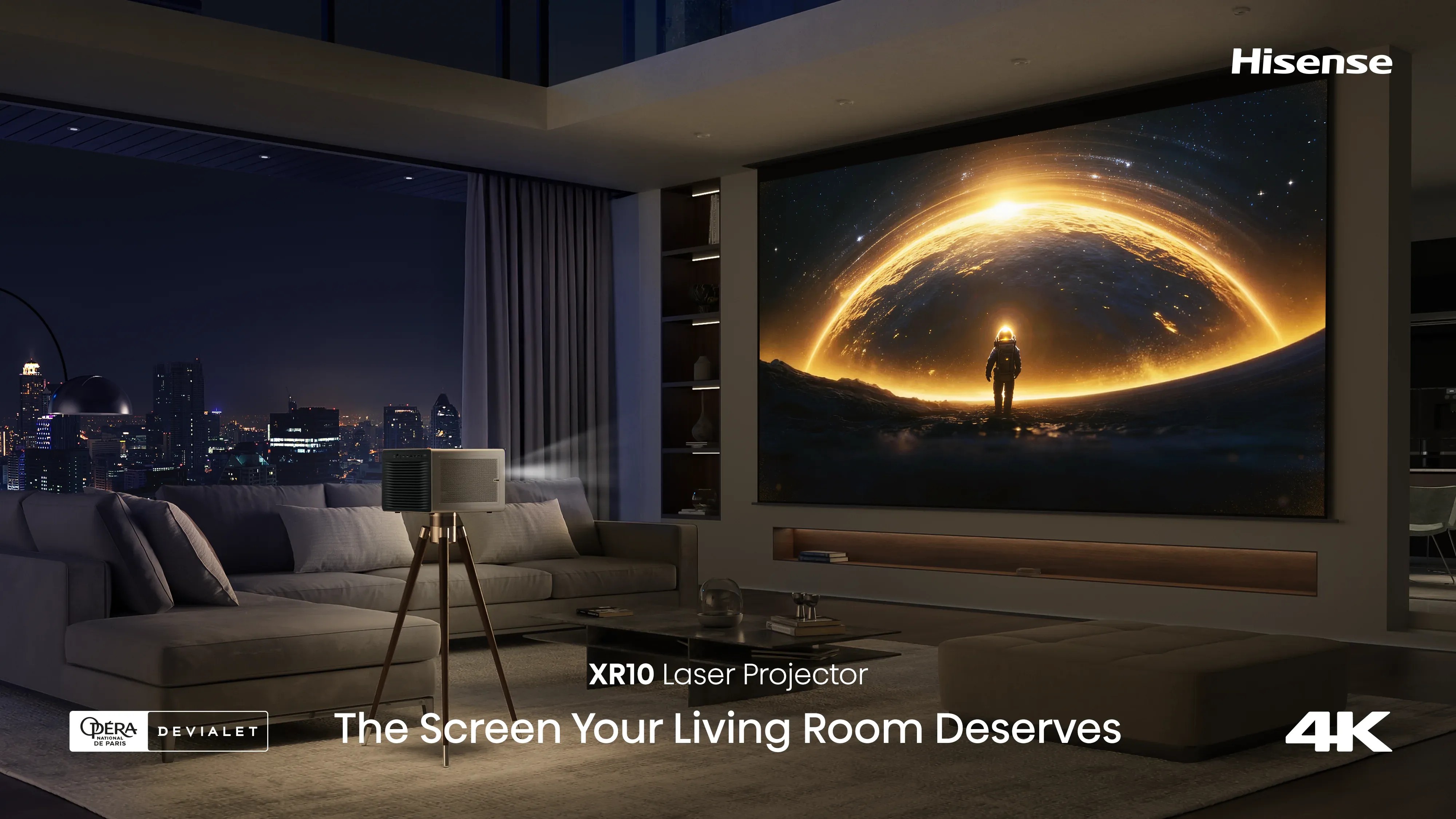 Hisense XR10 – proiettore laser flagship in finitura nero e oro, vista tre quarti con lente in vetro