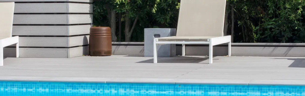 Monitor Audio CLG-W10 – subwoofer per giardino parzialmente interrato in aiuola, finitura marrone scuro, porta di uscita visibile
