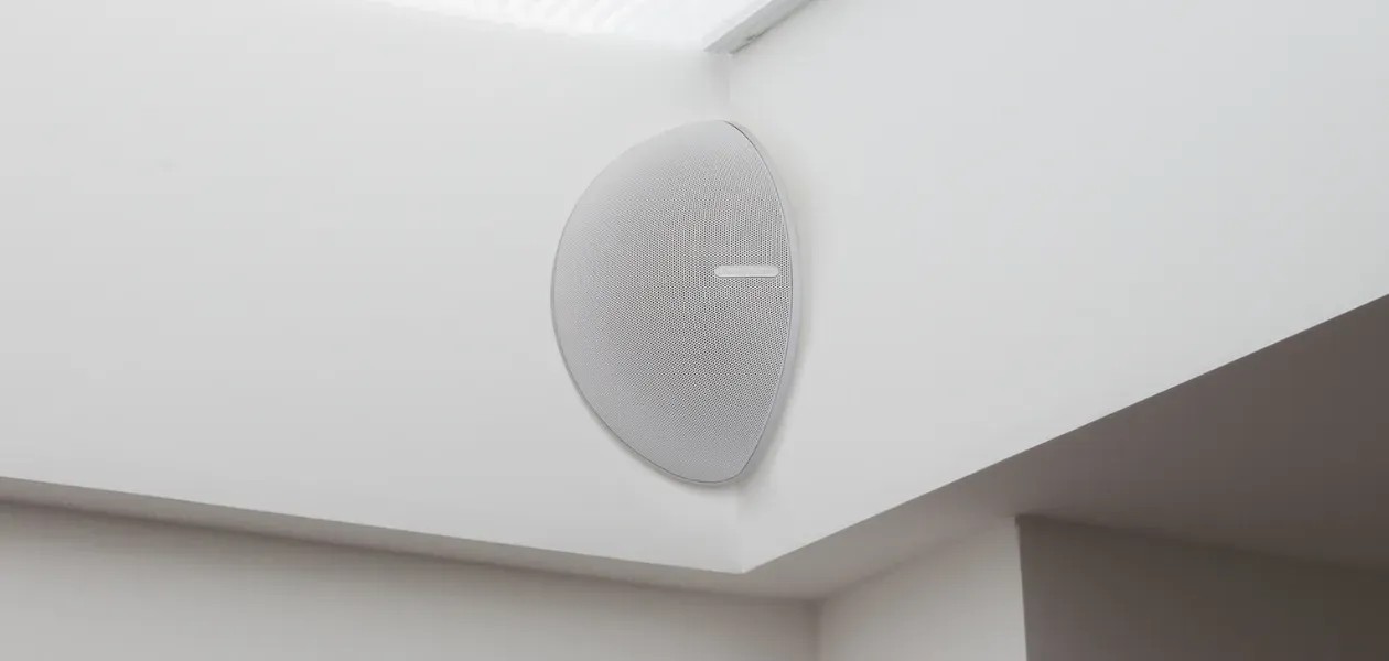 Monitor Audio Vecta V-CORNER – bracket per installazione V240 in angolo tra due pareti o sotto gronda esterna, orientamento verso il basso