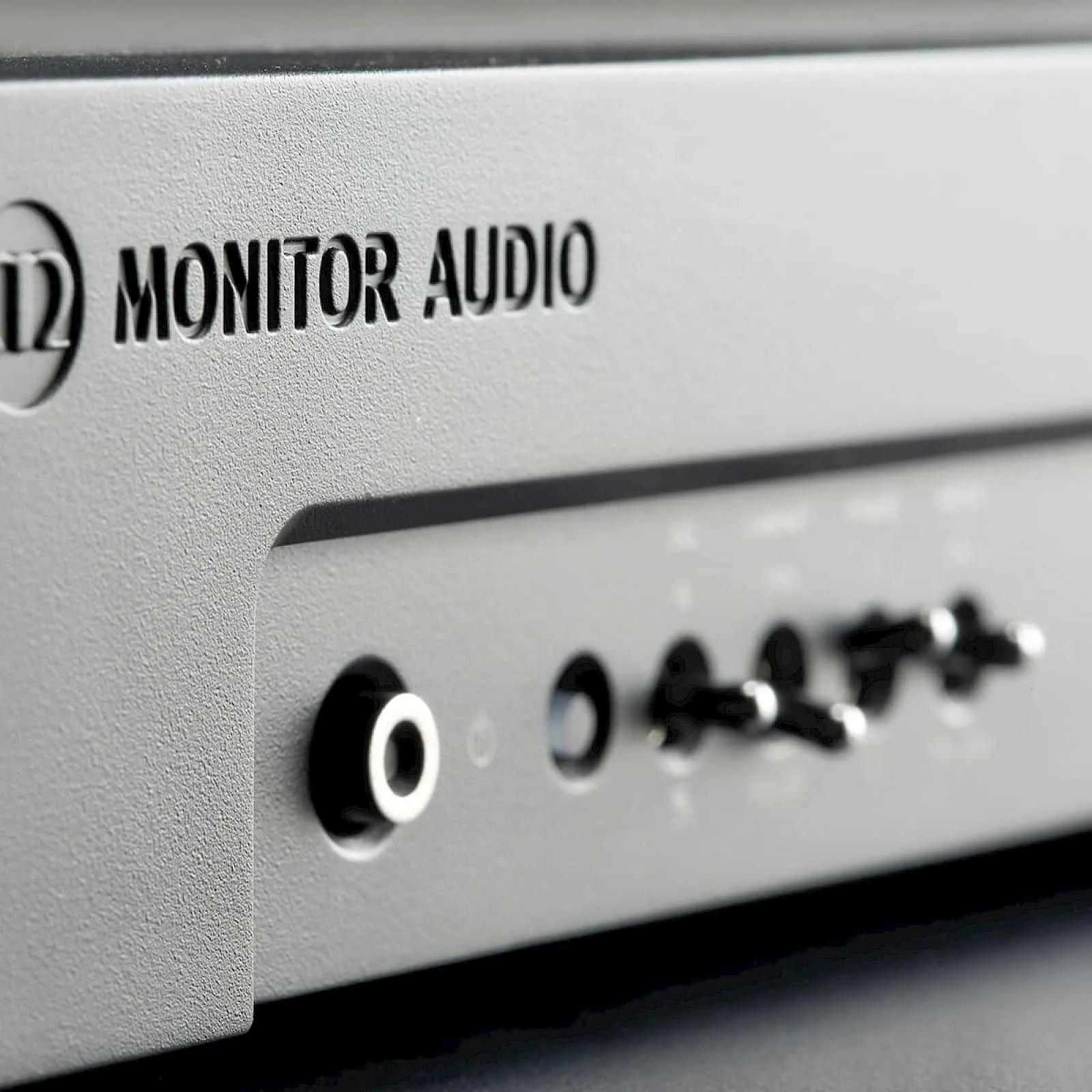 Monitor Audio IWA-250 – installato in rack 1U accanto a processore AV, collegamento trigger 12V per accensione automatica