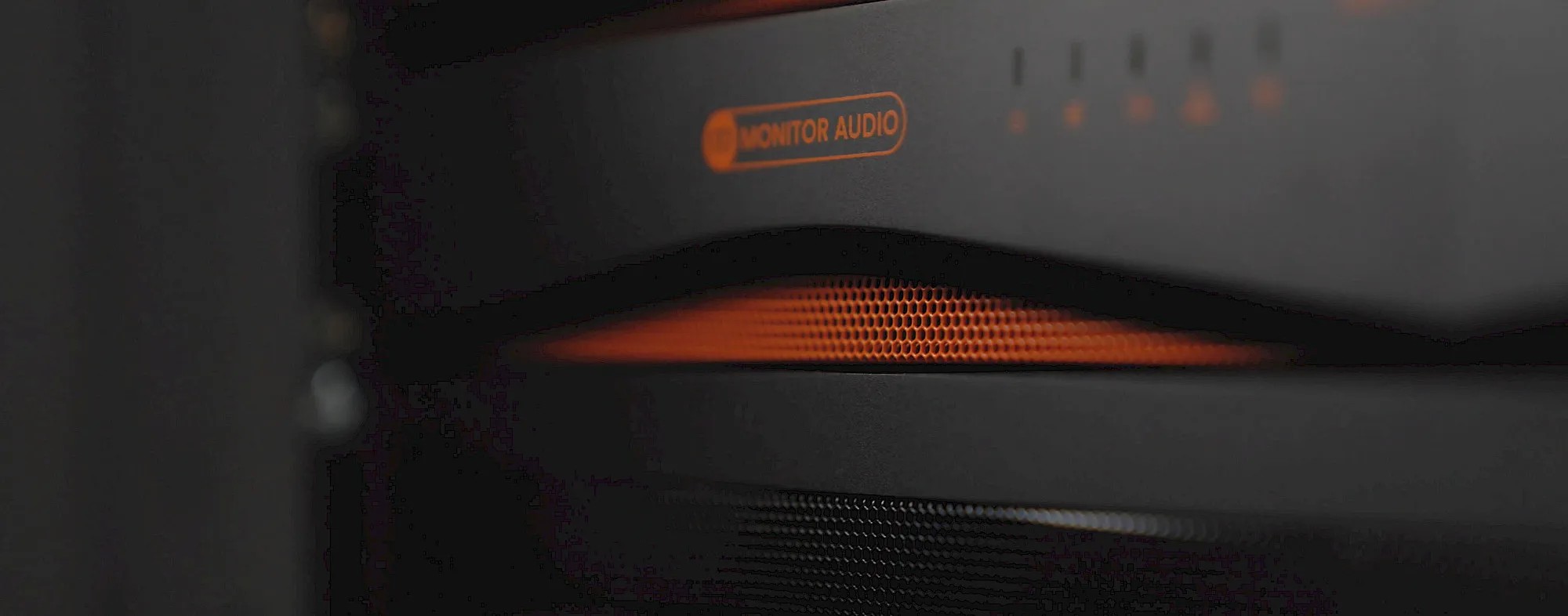 Monitor Audio IA60-4 – amplificatore custom installation 4 canali 1U half-rack, pannello frontale con LED canali