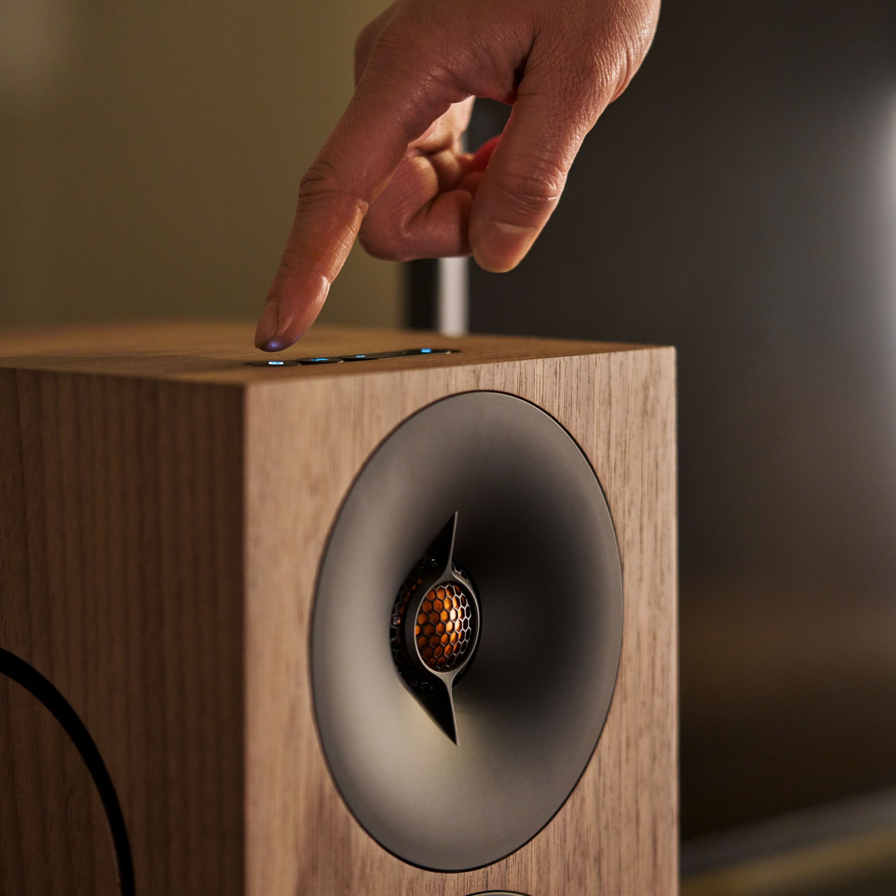 Cambridge Audio L/R M – passive radiators 4.75 pollici force-cancelling, LED base flottante, pannello posteriore con HDMI eARC e phono MM