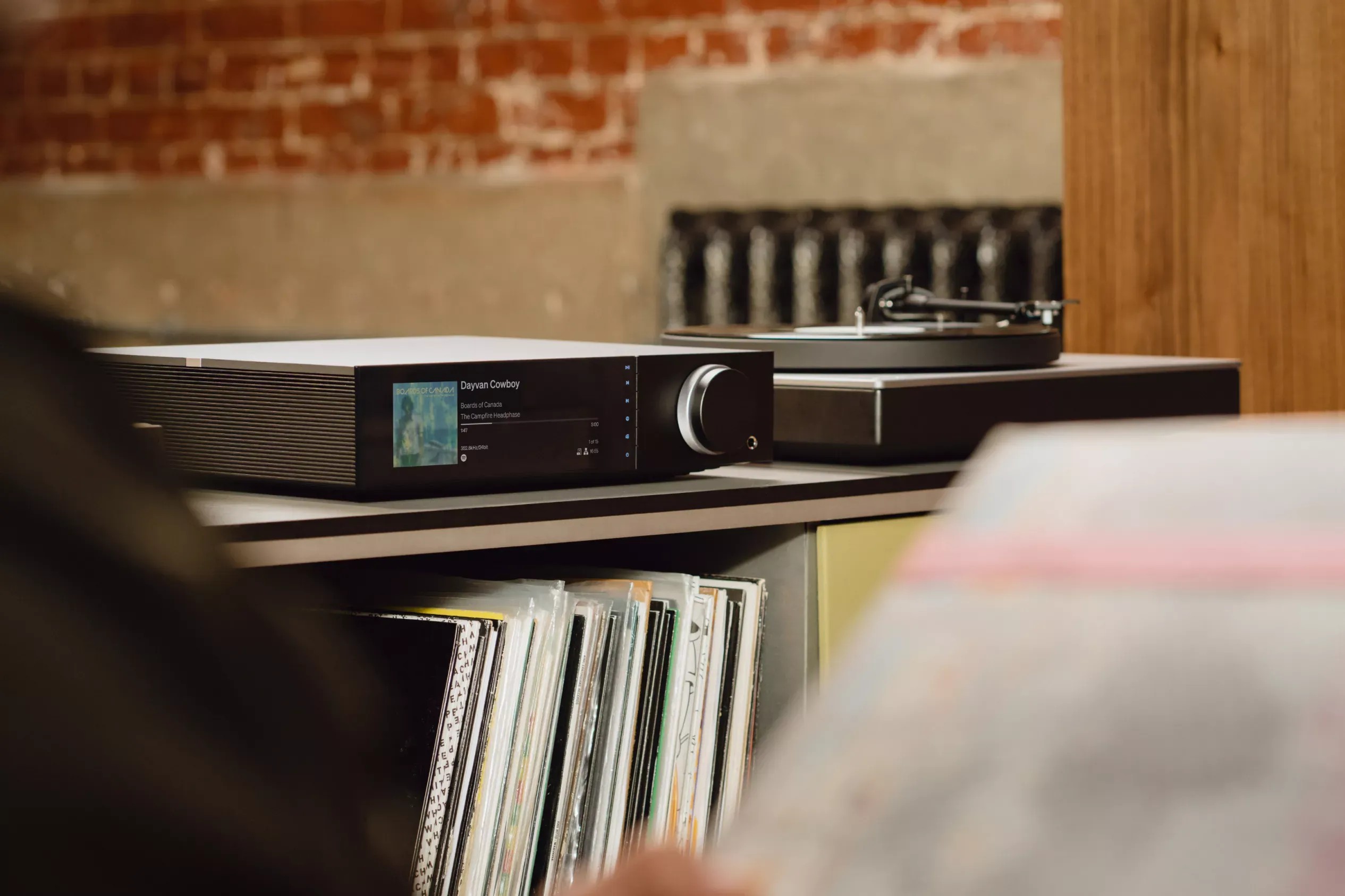 Cambridge Audio Evo 300 – amplificatore integrato streaming, chassis alluminio low-profile, display 7.8 pollici colori, pannelli laterali legno naturale