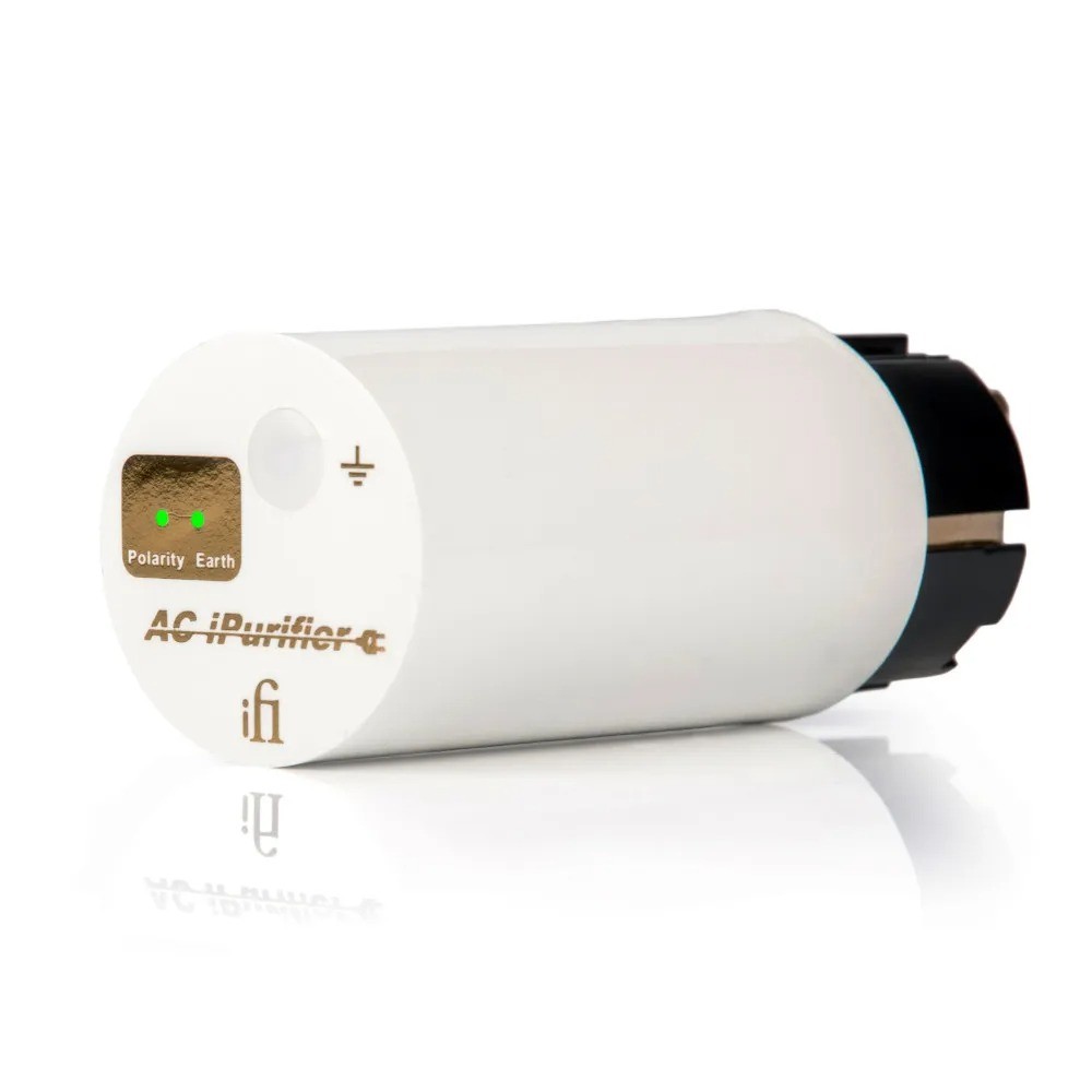 iFi AC iPurifier – LED verde polarity e ground OK, installato in multipresa audio hi-fi, collezione più unità per effetto additivo ANC