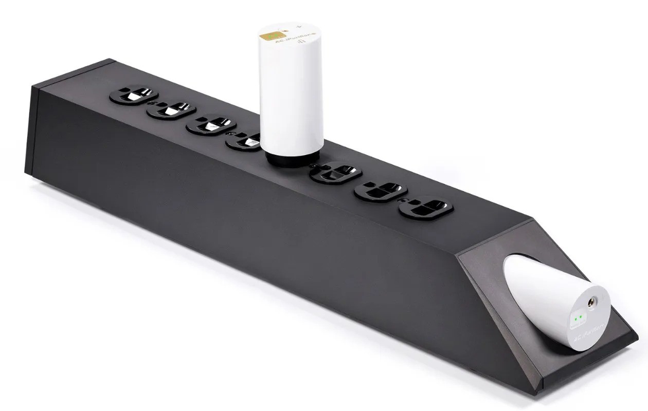 iFi AC iPurifier – purificatore corrente cilindrico inserito in presa di rete, LED bicolori polarity e ground status, collegamento parallelo