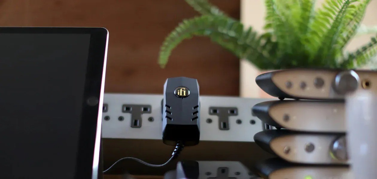 iFi iPower2 – alimentatore low noise ANC2 SilentPower, 5 adattatori barrel inclusi, 4 versioni tensione 5V 9V 12V 15V, sostituzione alimentatore stock DAC streamer