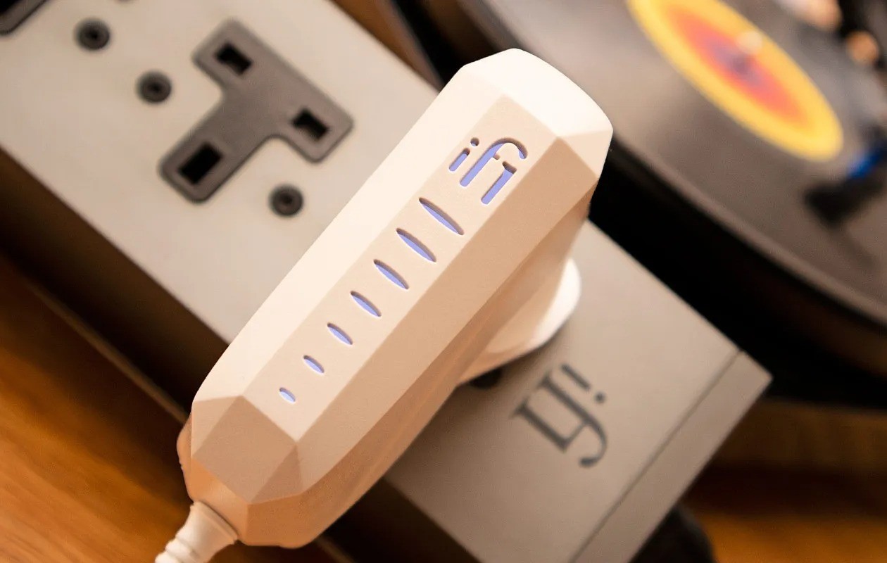 iFi iPower X – alimentatore fever-grade ANC2, chassis beige con logo retroilluminato, MOSFET oversized PCB RF-designed, 5 adattatori barrel inclusi
