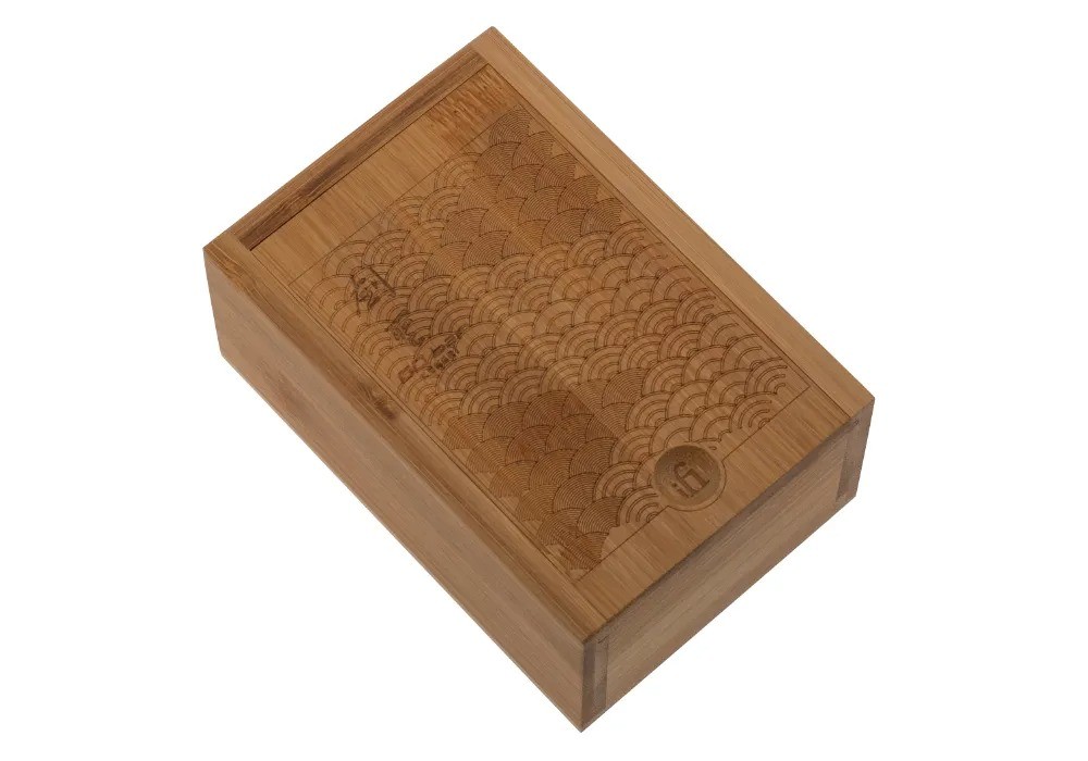 iFi GO Bar Kensei – confezione scatola di legno con calligrafia Shodo giapponese, EISA Best Compact DAC 2024-2025, accessori inclusi