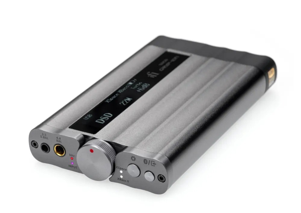 iFi xDSD Gryphon – pannello posteriore: 4.4mm analog in/out, 3.5mm coax/optical in/out, XBass II e XSpace switch laterali, batteria ricarica USB-C