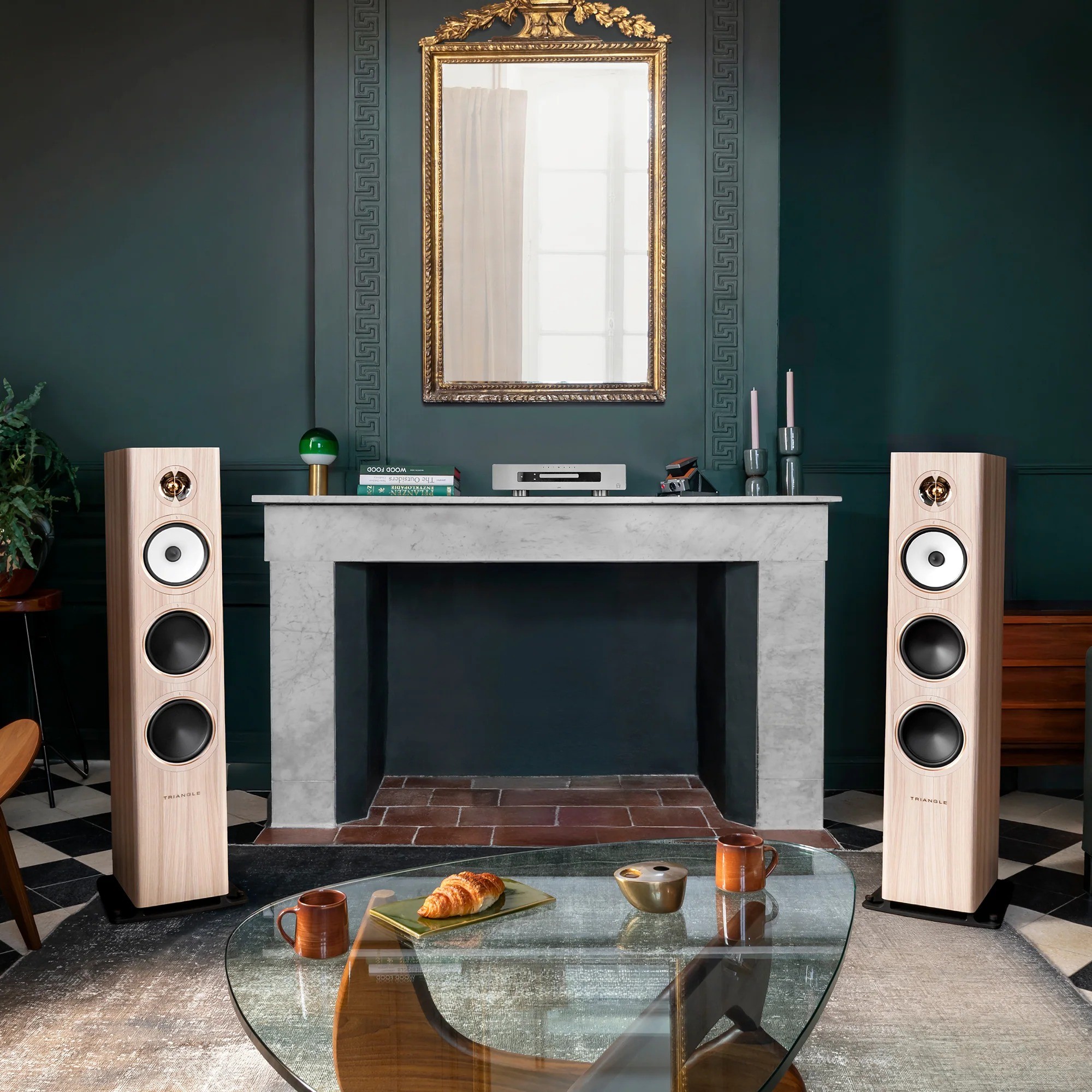 Triangle Solstice 8 – pannello anteriore finitura Teak: tweeter TZ2540MG in alto, midrange 16cm, due woofer concavi in basso, terminali doppi bi-wiring