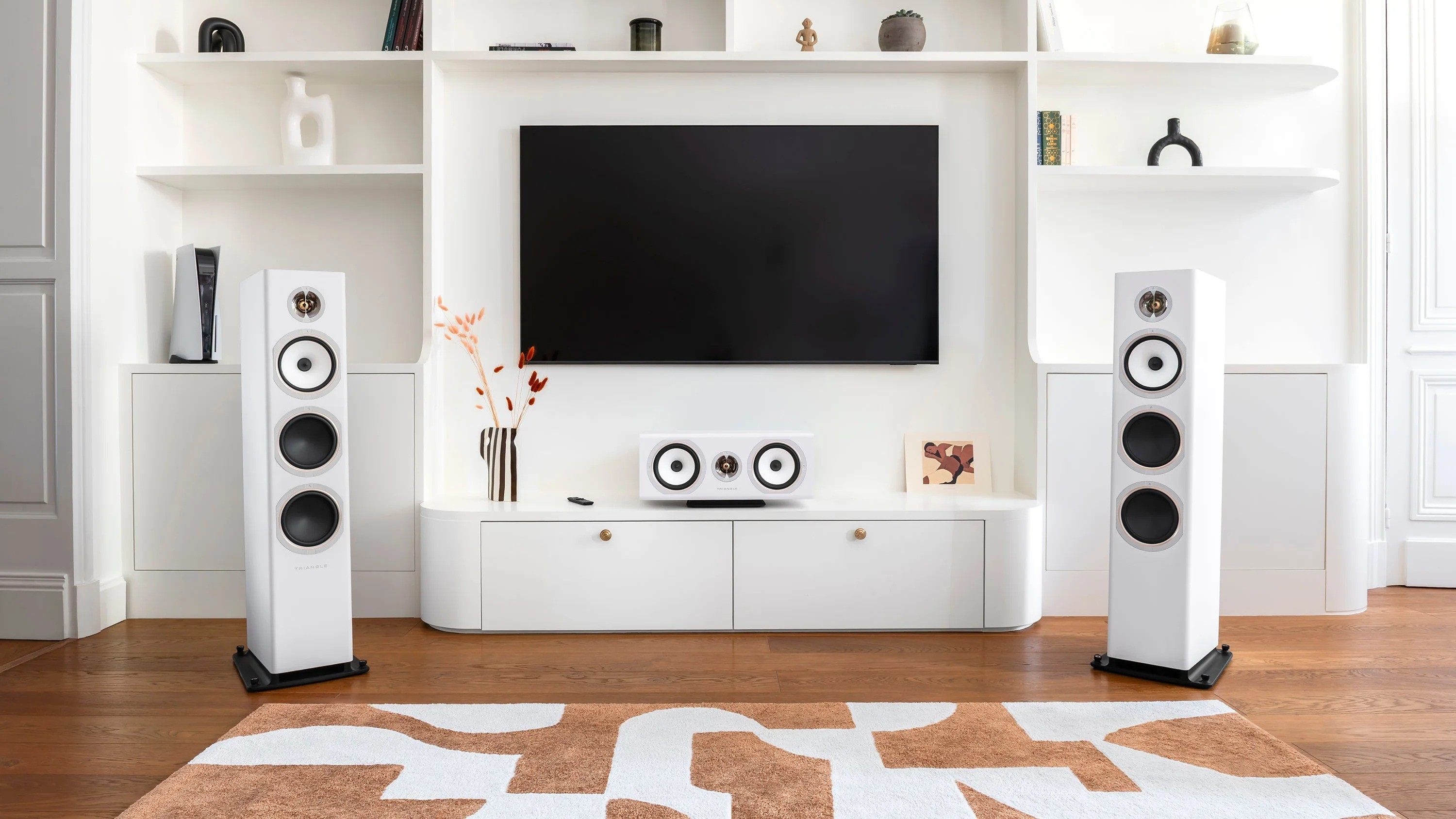 Triangle Solstice C3 – canale centrale 2 vie sealed, finitura White, tweeter TZ2540MG horn OS-SEW centrale, due woofer 16cm cellulosa, orientamento orizzontale