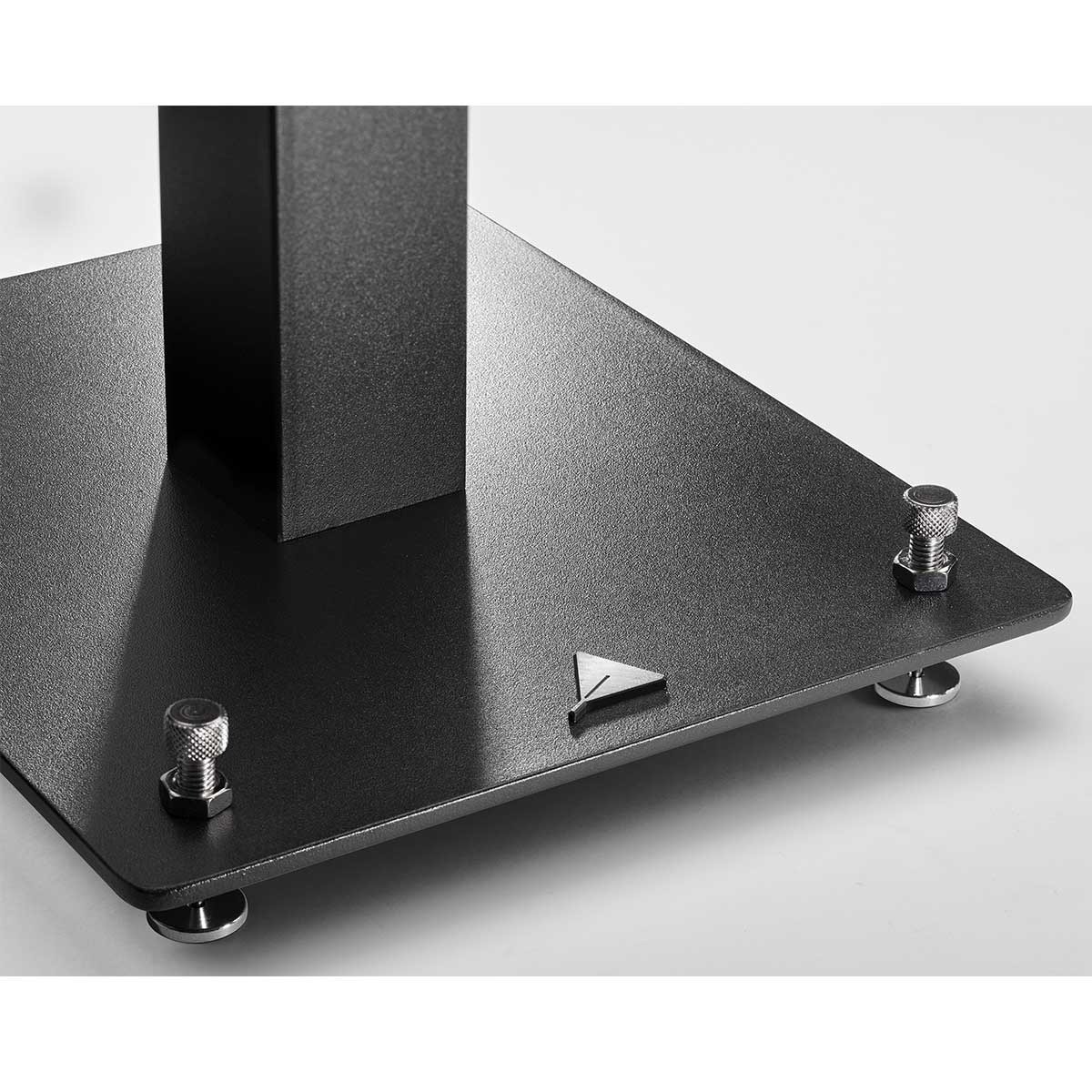 Triangle S01 – dettaglio piano alluminio 165×215mm con feltro antiscivolo antigraffio, diffusore Triangle Borea posizionato, finitura White