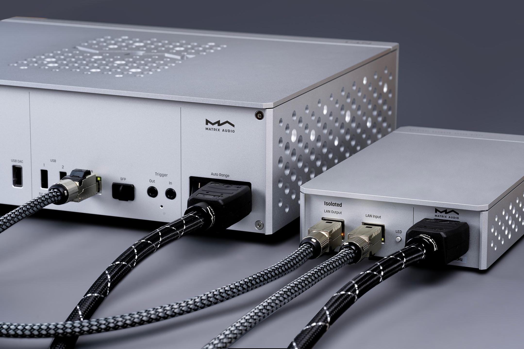Matrix Audio SI-1 – isolatore rete audio-grade, chassis CNC alluminio compatto 120×205mm, 1 porta RJ45 in e 1 RJ45 out isolata, conversione ottico-elettrica attiva