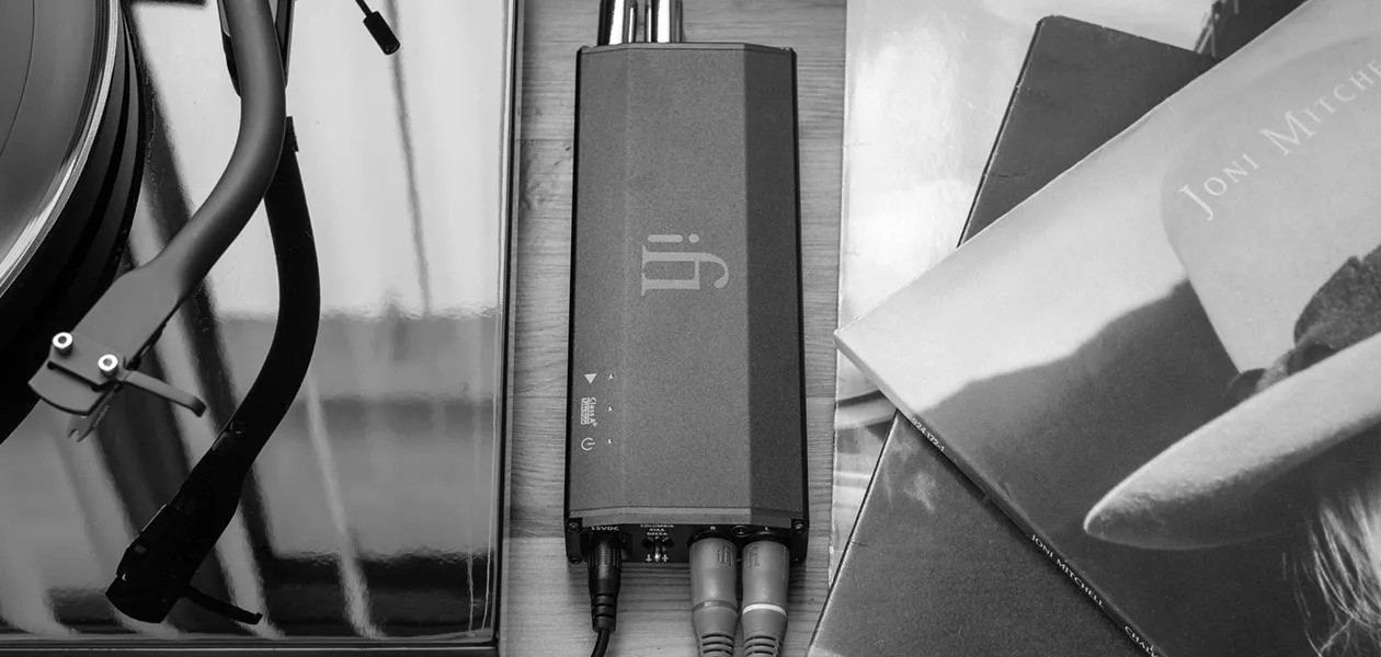 iFi micro iPhono3 Black Label – chassis nero lucido 178mm, ingresso MM e MC separati, switch EQ laterale, iPower X alimentatore esterno incluso