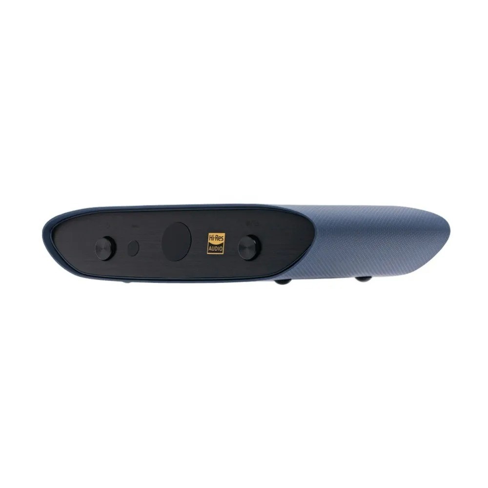 iFi ZEN Air Blue 2 – installazione home hi-fi: RCA verso amplificatore integrato, LED logo cambia colore per ogni codec (LDAC cyan, aptX Lossless ecc.)