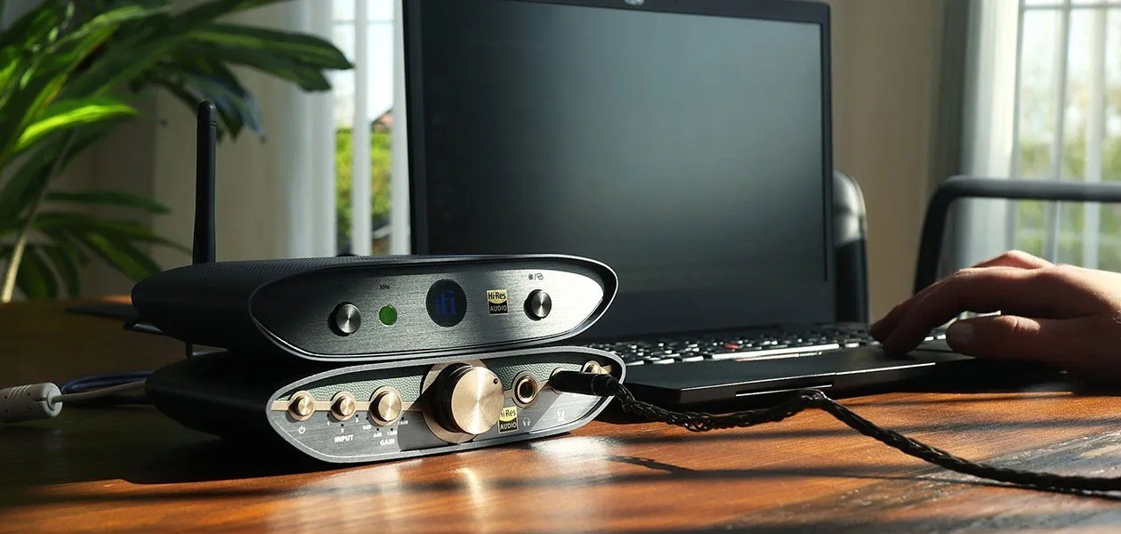 iFi ZEN Air Blue 2 – ricevitore Bluetooth aptX Lossless, chassis compatto nero, logo iFi LED codec indicatore frontale, uscita RCA, pulsante pairing