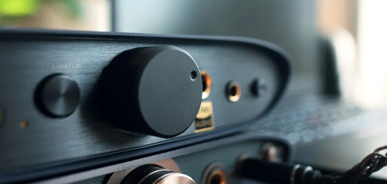 iFi ZEN Air DAC 2 – DAC USB amplificatore cuffie, chassis ZEN Air, uscita 4.4mm e 3.5mm frontali, pulsanti XBass+ e PowerMatch, RCA out posteriori