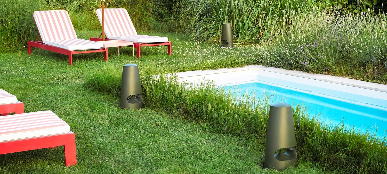 Triangle Garden 7 – diffusore outdoor 360° IP66 finitura verde, forma a pilone, LED integrati base, installazione semi-interrata in aiuola giardino terrazza piscina