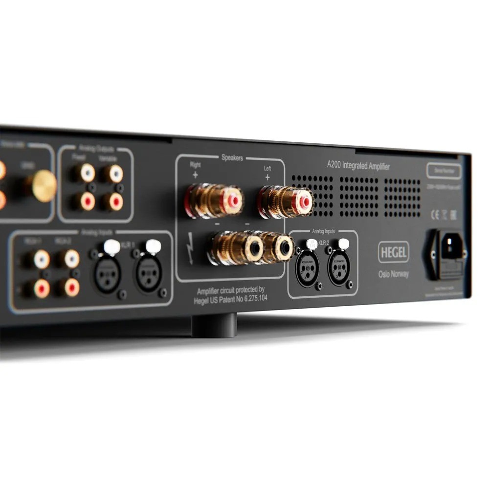Hegel A200 – pannello posteriore con 2 ingressi XLR bilanciati, 2 ingressi RCA, phono MM, uscite RCA variabile e fissa, uscita cuffie, morsetti diffusori