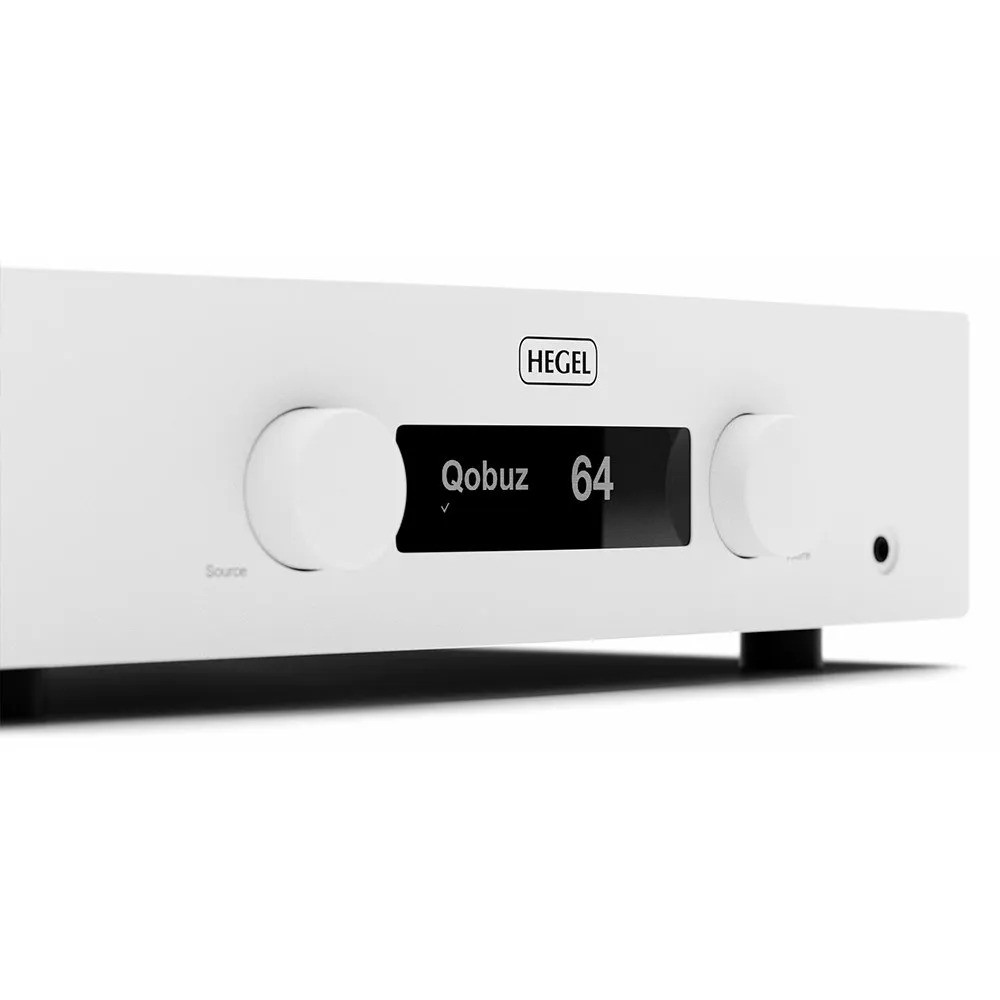 Hegel H200 in finitura White – pannello frontale con display, vista tre quarti, abbinamento con diffusori di riferimento