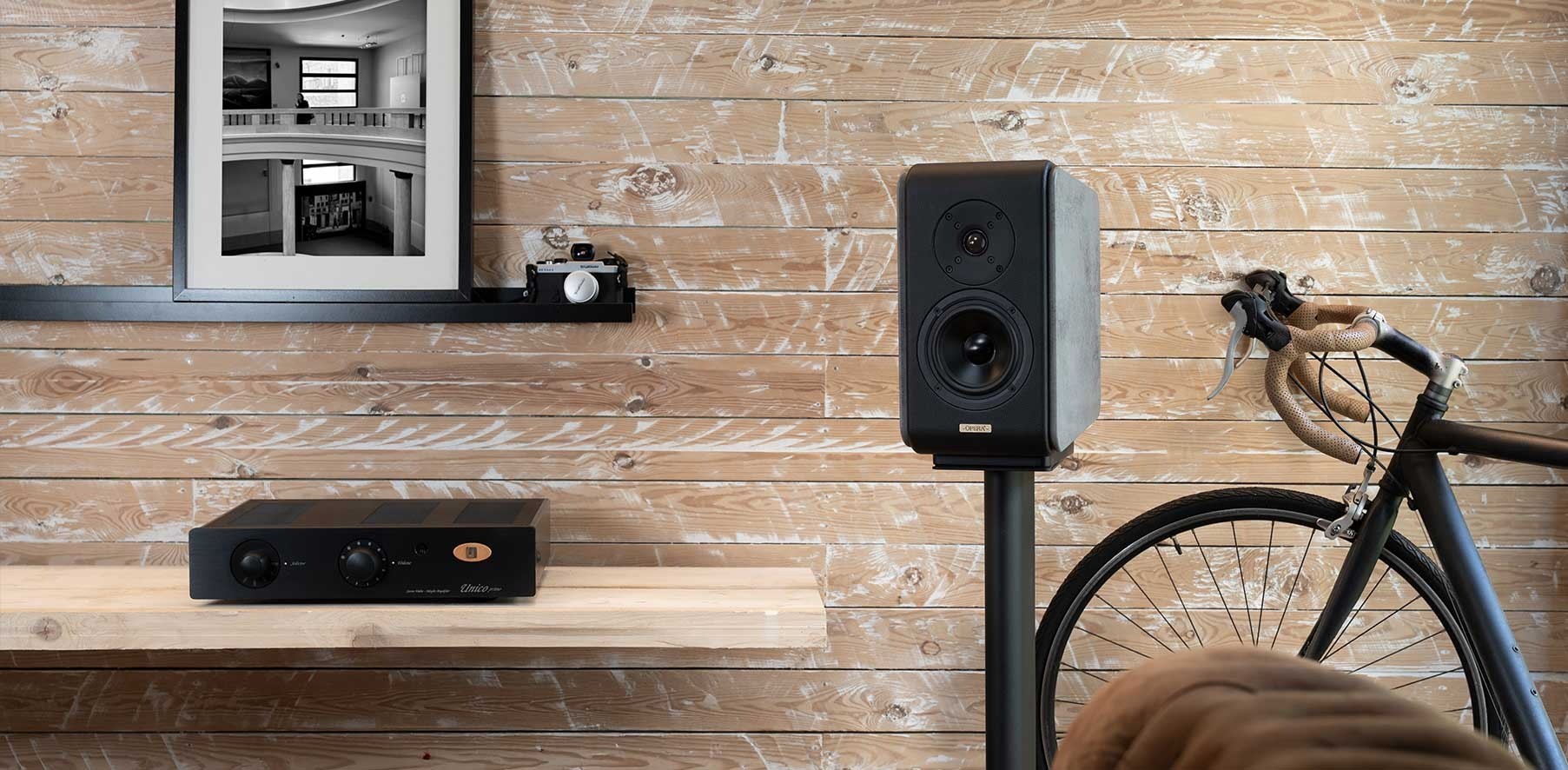 Opera SP1 Speaker Stand – stand per diffusori da scaffale, acciaio finitura nera opaca, colonna cava per riempimento smorzante, dedicato a Opera Mezza v2 e Prima v2
