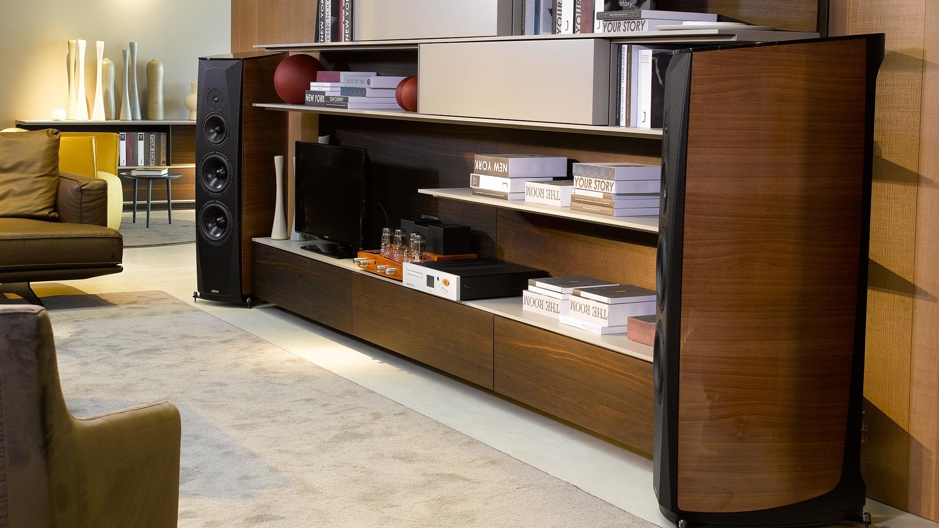 Opera Grand Callas – diffusori da pavimento top di gamma, finitura Noce, sistema tre vie con doppio woofer 8 pollici e dipolo posteriore
